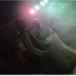 Sposi che ballano insieme sotto le luci della pista durante il matrimonio.