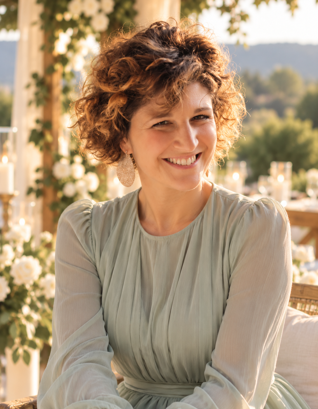 Elena di Sergio Music Live sorridente in una location elegante
