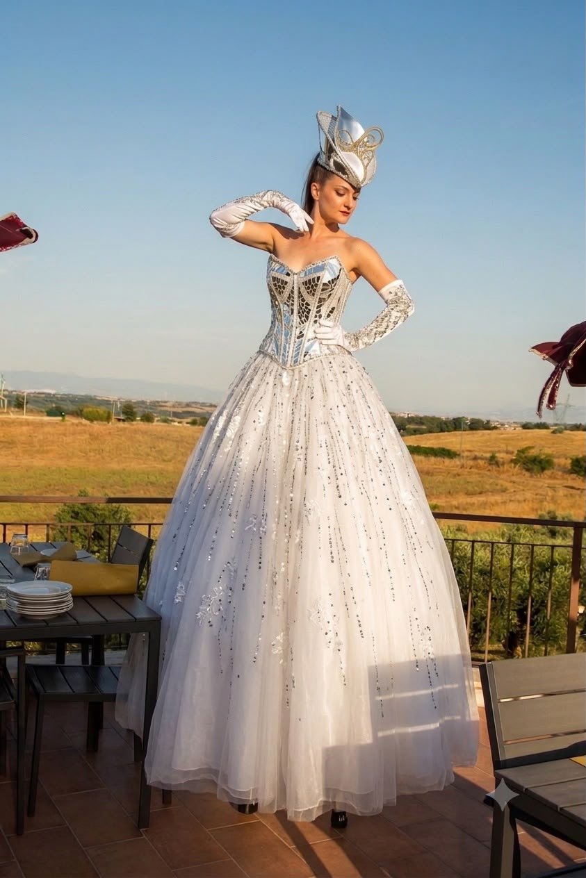 Elegante costume artistico per wedding show