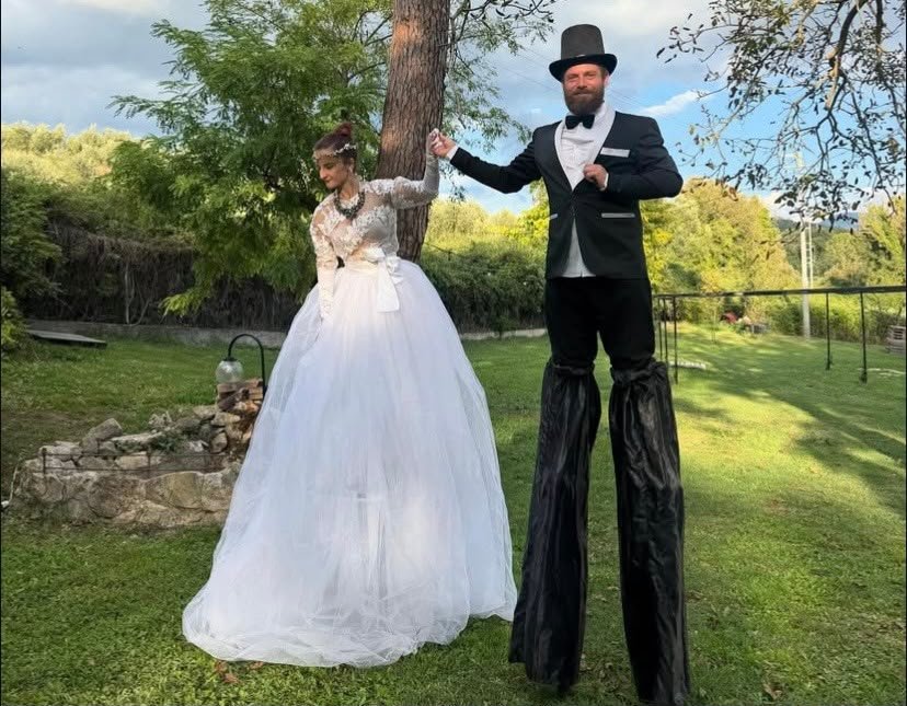Artista in costume scenografico per matrimonio